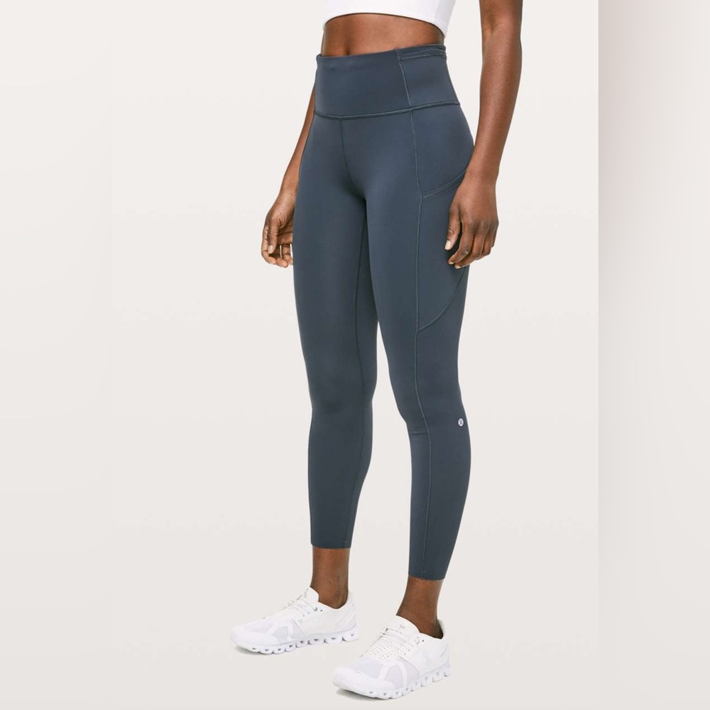 Lululemon Fast & Free 7/8 Tight II *Non-Reflective Nulux 25"
Size 4
Navy
52